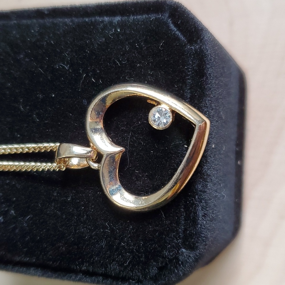 Gold-Toned Heart Necklace with Solitaire : A Minimalist Elegance